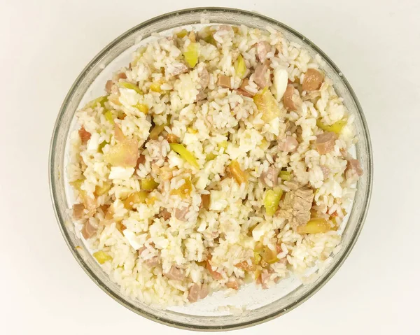 Basit pirinç salatası şeffaf bir kase beyaz arka planda - üstten görünüm