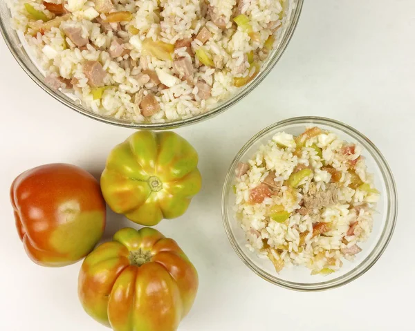 Domates ve basit pirinç salatası şeffaf bir kase beyaz arka planda - üstten görünüm