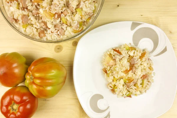 Domates ve ahşap zemin - üstten görünüm üzerine saydam bir kasede basit pirinç salatası