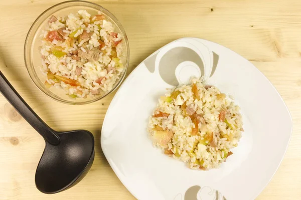 Ahşap arka plan - üstten görünüm üzerinde şeffaf bir kasede basit pirinç salatası