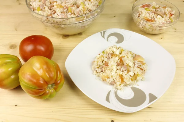 Domates ve ahşap zemin - üstten görünüm üzerine saydam bir kasede basit pirinç salatası