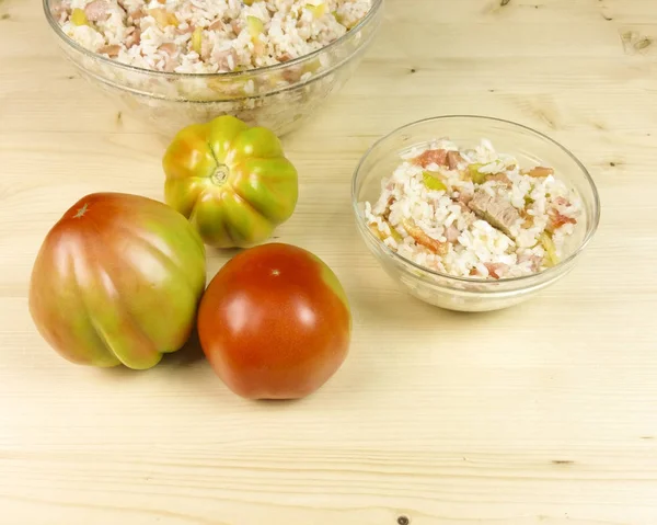 Domates ve ahşap zemin - üstten görünüm üzerine saydam bir kasede basit pirinç salatası