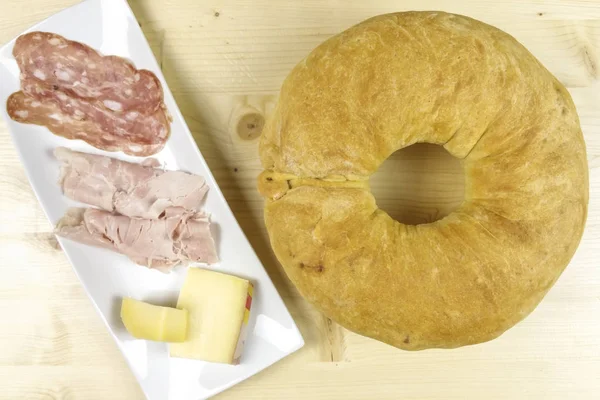 Salam, jambon ve peynir ahşap arka plan - üstten görünüm ile tuzlu kek