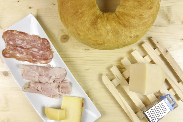 Salam, jambon ve peynir ahşap arka plan - üstten görünüm ile tuzlu kek