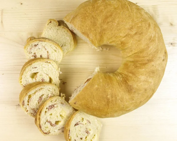 Salam, jambon ve peynir ahşap arka plan - üstten görünüm ile tuzlu kek