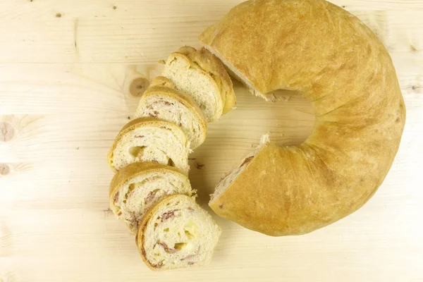 Salam, jambon ve peynir ahşap arka plan - üstten görünüm ile tuzlu kek