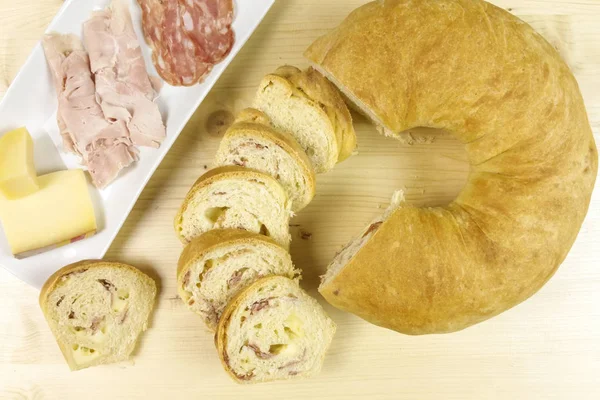 Salam, jambon ve peynir ahşap arka plan - üstten görünüm ile tuzlu kek