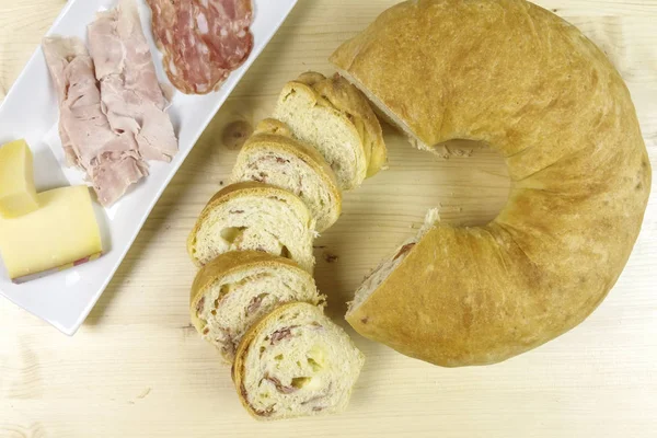 Salam, jambon ve peynir ahşap arka plan - üstten görünüm ile tuzlu kek