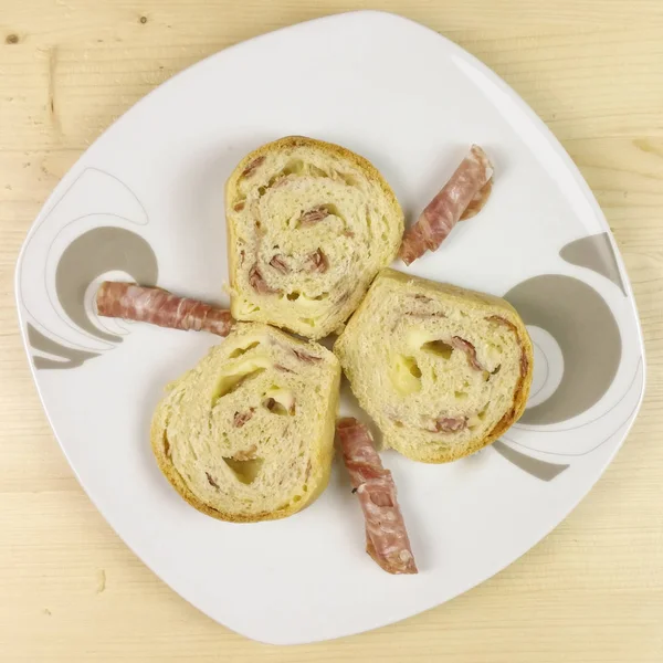 Salam, jambon ve peynir ahşap arka plan - üstten görünüm ile tuzlu kek