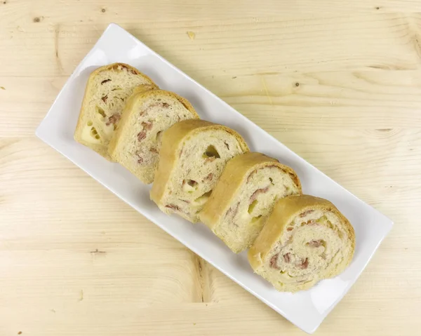 Salam, jambon ve peynir ahşap arka plan - üstten görünüm ile tuzlu kek