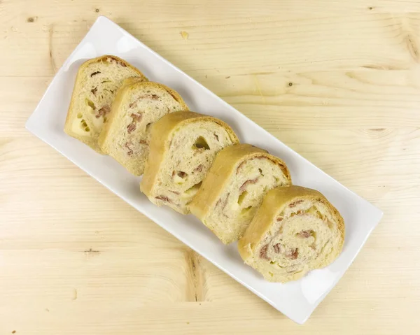 Herzhafter Kuchen Mit Salami Schinken Und Käse Auf Holzgrund Von — Stockfoto