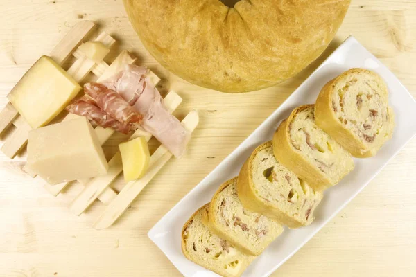 Salam, jambon ve peynir ahşap arka plan - üstten görünüm ile tuzlu kek