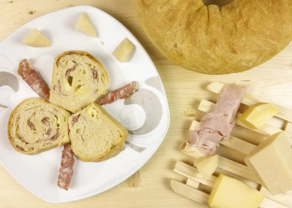 Salam, jambon ve peynir ahşap arka plan - üstten görünüm ile tuzlu kek