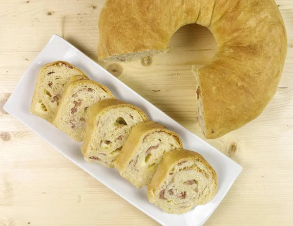 Salam, jambon ve peynir ahşap arka plan - üstten görünüm ile tuzlu kek