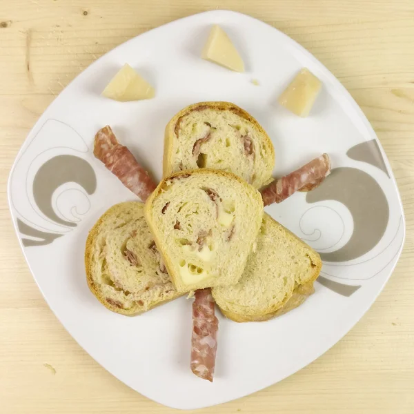 Gâteau Salé Avec Salami Jambon Fromage Sur Fond Bois Vue — Photo