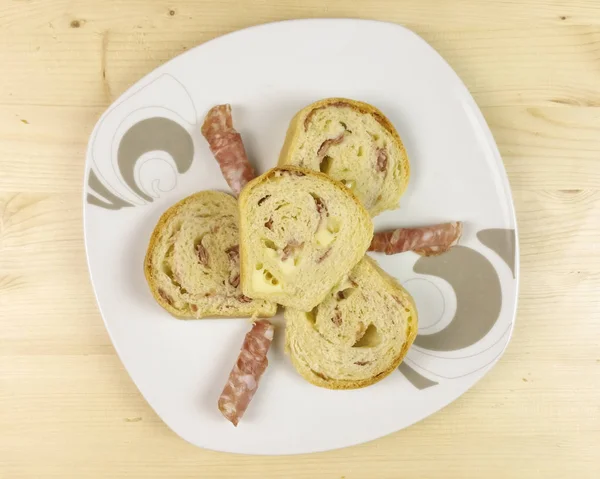 Salam, jambon ve peynir ahşap arka plan - üstten görünüm ile tuzlu kek