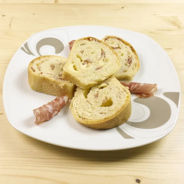 Salam, jambon ve peynir ahşap arka plan - üstten görünüm ile tuzlu kek