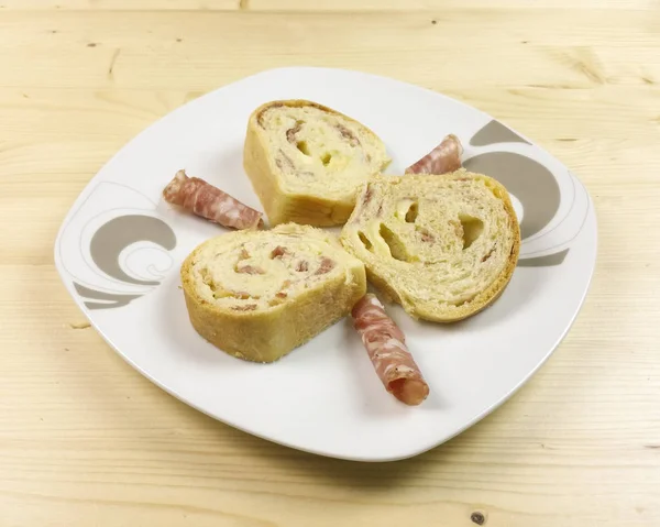 Salam, jambon ve peynir ahşap arka plan - üstten görünüm ile tuzlu kek