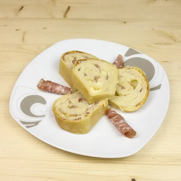 Gâteau Salé Avec Salami Jambon Fromage Sur Fond Bois Vue — Photo