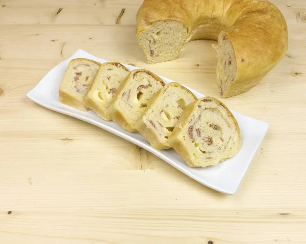 Salam, jambon ve peynir ahşap arka plan - üstten görünüm ile tuzlu kek