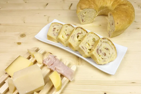 Salam, jambon ve peynir ahşap arka plan - üstten görünüm ile tuzlu kek