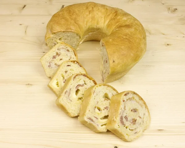 Salam, jambon ve peynir ahşap arka plan - üstten görünüm ile tuzlu kek