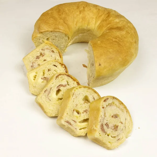 Salam, jambon ve peynir beyaz arka planda - üstten görünüm ile tuzlu kek