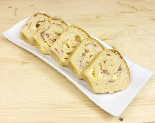 Salam, jambon ve peynir ahşap arka plan - üstten görünüm ile tuzlu kek