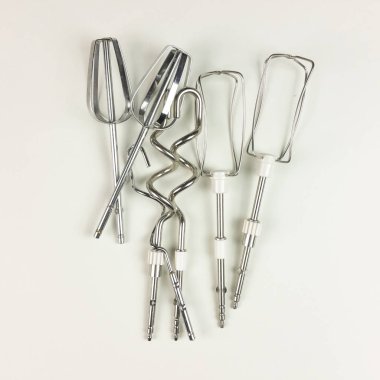 Karıştırıcı elektrikli karıştırıcı beyaz arka planda - üstten görünüm