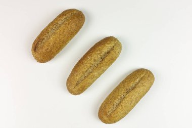 Bütün ekmek beyaz arka planda - üstten görünüm
