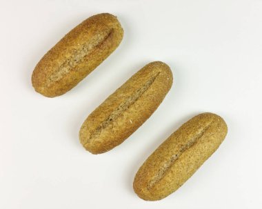 Bütün ekmek beyaz arka planda - üstten görünüm