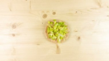 Ahşap arka plan üstten görünüm - durmak devinim yapımı burger