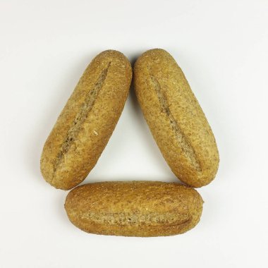 Bütün ekmek beyaz arka planda - üstten görünüm