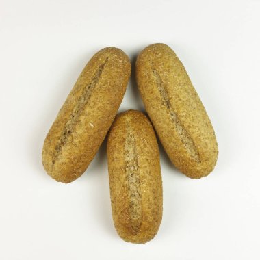 Bütün ekmek beyaz arka planda - üstten görünüm