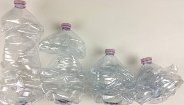 Boş plastik şişe beyaz arka planda - üstten görünüm