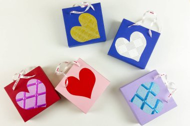 Ev yapımı sevgililer kırmızı kalp ve kağıt kutusu beyaz arka plan - üstten görünüm