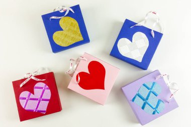 Ev yapımı sevgililer kırmızı kalp ve kağıt kutusu beyaz arka plan - üstten görünüm