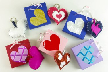 Ev yapımı sevgililer kırmızı kalp ve kağıt kutusu beyaz arka plan - üstten görünüm