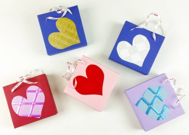 Ev yapımı sevgililer kırmızı kalp ve kağıt kutusu beyaz arka plan - üstten görünüm