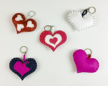 Ev yapımı sevgililer kırmızı kalp ve kağıt kutusu beyaz arka plan - üstten görünüm