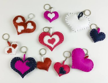 Ev yapımı sevgililer kırmızı kalp ve kağıt kutusu beyaz arka plan - üstten görünüm