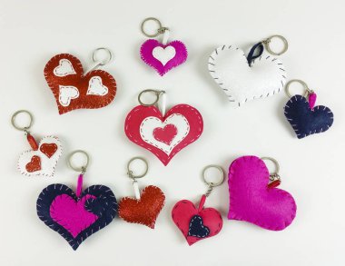 Ev yapımı sevgililer kırmızı kalp ve kağıt kutusu beyaz arka plan - üstten görünüm