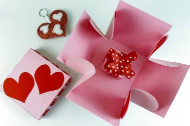 Ev yapımı sevgililer kırmızı kalp ve kağıt kutusu beyaz arka plan - üstten görünüm