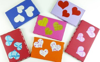 Küçük Sevgililer kutuları yürekleri beyaz arka planda - üstten görünüm