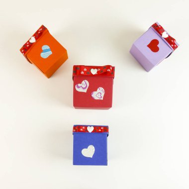 Küçük Sevgililer kutuları yürekleri beyaz arka planda - üstten görünüm