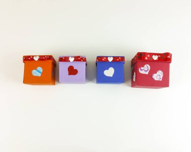 Küçük Sevgililer kutuları yürekleri beyaz arka planda - üstten görünüm