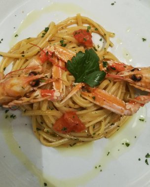 Scampi-üstte manzaralı İtalyan spagetti
