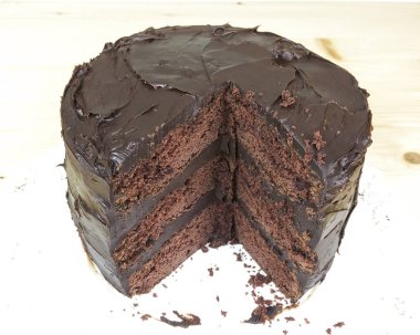 Beyaz arka planda ev yapımı Devil 's Cake-üstte görünüm