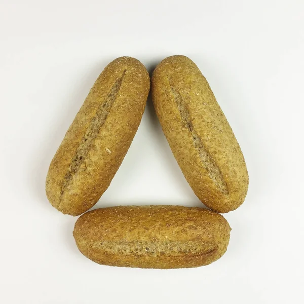 Bütün ekmek beyaz arka planda - üstten görünüm