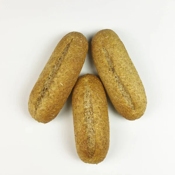 Bütün ekmek beyaz arka planda - üstten görünüm